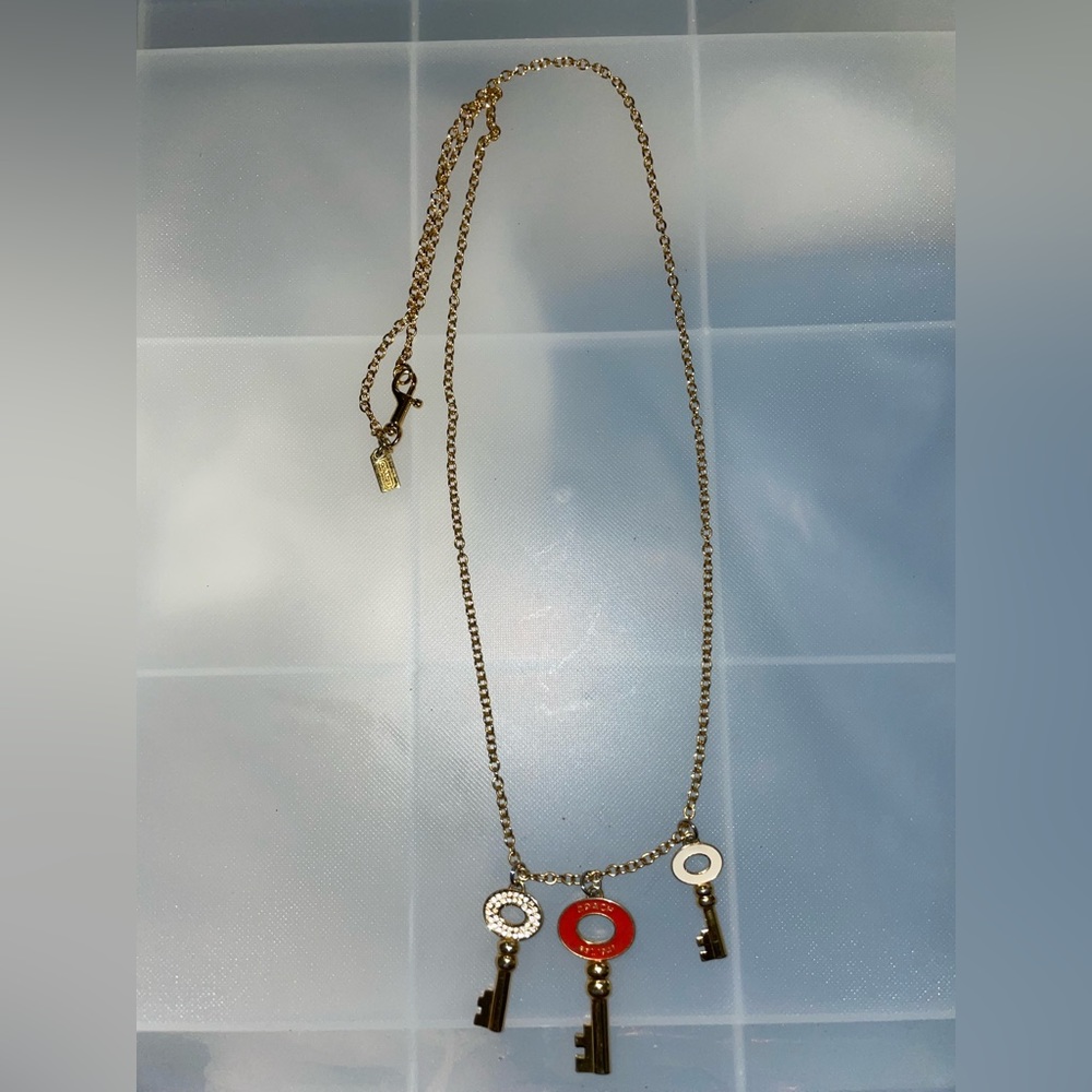 COACH SIGNATURE THREE KEY CHARM PENDANTS GOLDTONE 28” LONG NECKLACE CHAIN EUC - Picture 10 of 11